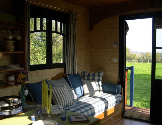 Intérieur Roulotte (2) Intérieur Roulotte Charette Bleue