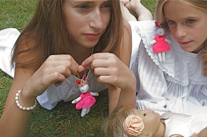 Colliers pendentifs rabbit doll extra rose - Mathilde de Turckheim
